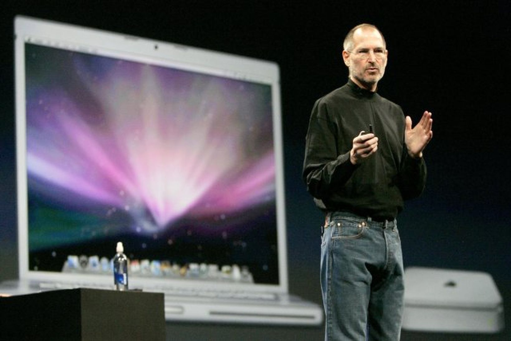 Steve Jobs, forstjóri Apple, sést hér kynna nýja Makka á …