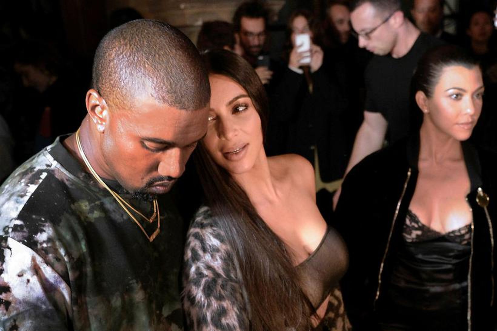 Kim Kardashian ásamt eiginmanni sínum Kanye West og systur sinni …