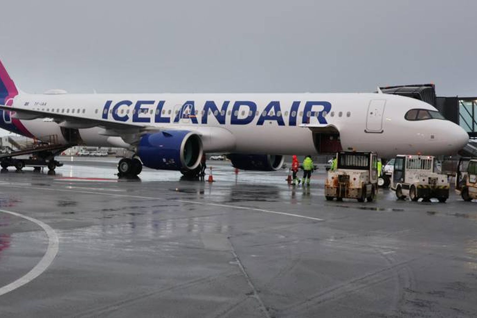 Airbus-vél Icelandair við rana. Mikið rok er á Keflavíkurflugvelli og …