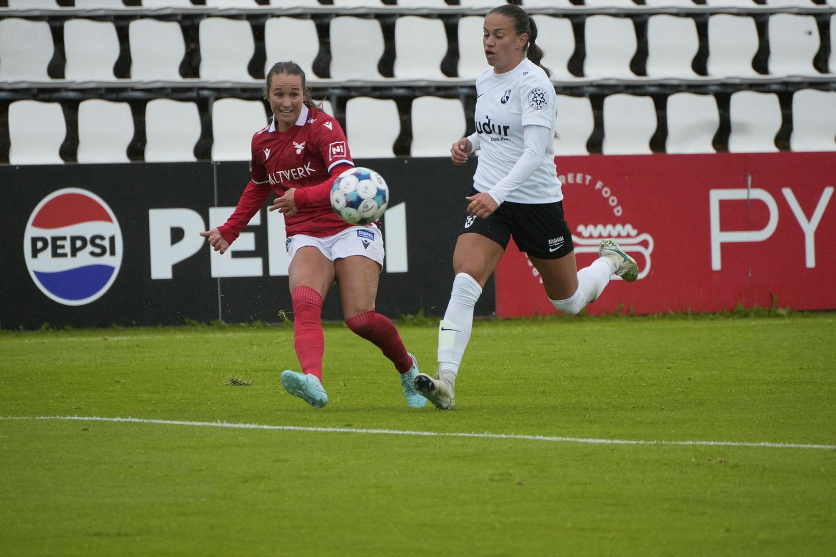 Fanndís Friðriksdóttir úr Val með fyrirgjöf í dag. Deja Sandoval …