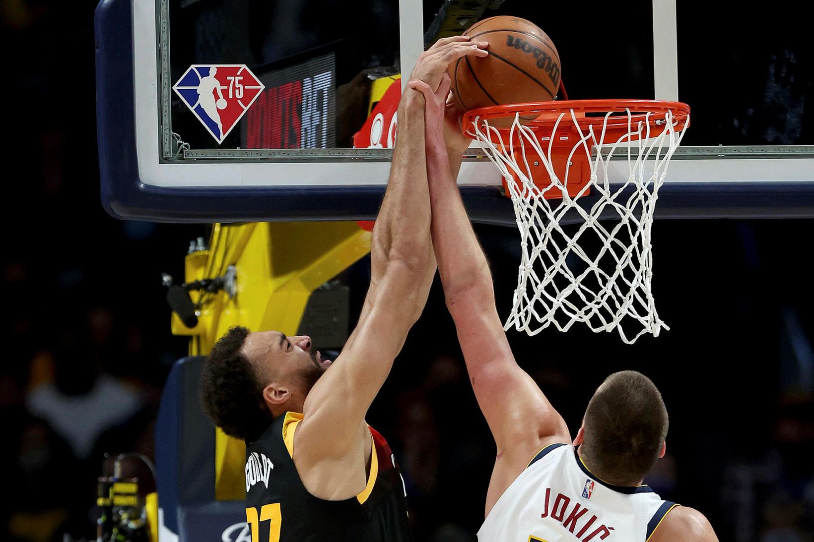 Rudy Gobert og Nikola Jokic eigast við í nótt.