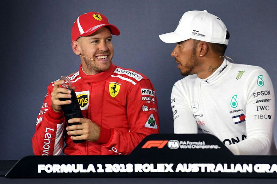 Lewis Hamilton (t.h.) og Sebastian Vettel voru fyndnir hvor á annars kostnað á blaðamannafundi að …