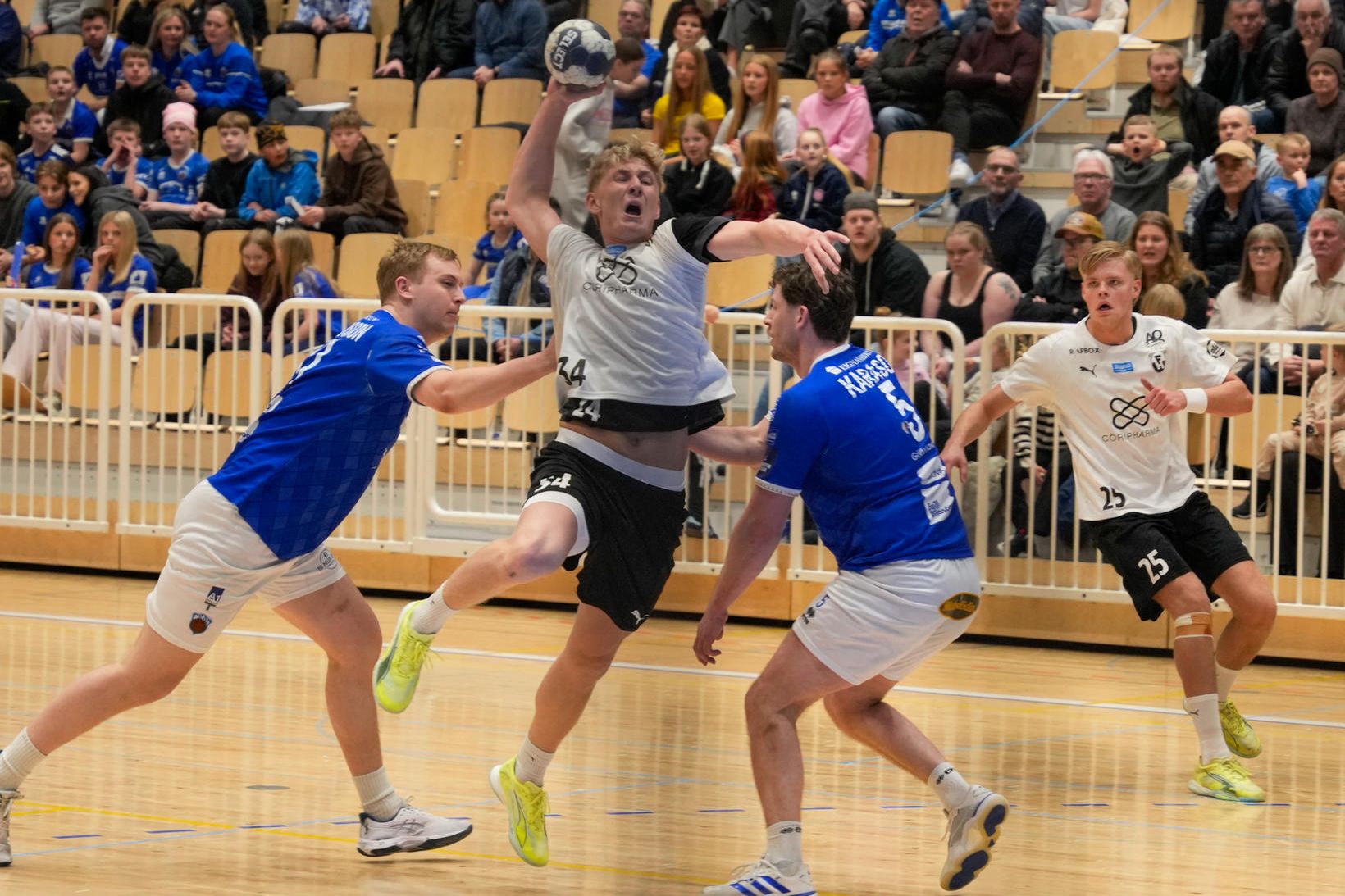 Fram - FH, staðan er 22:24