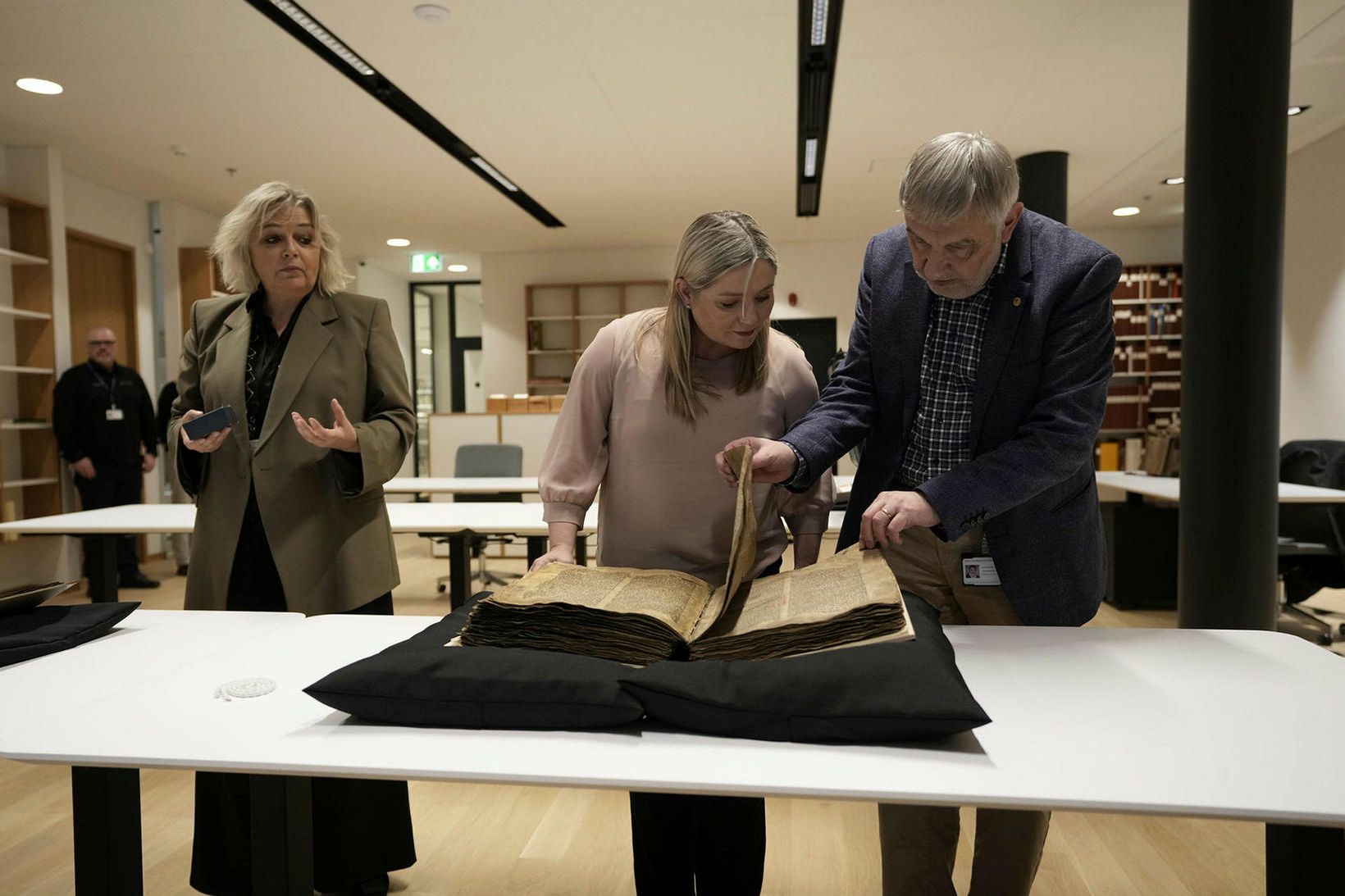 Frá vinstri: Guðrún Nordal, forstöðumaður Árnastofnunar, Lilja Alfreðsdóttir og Guðvarður …