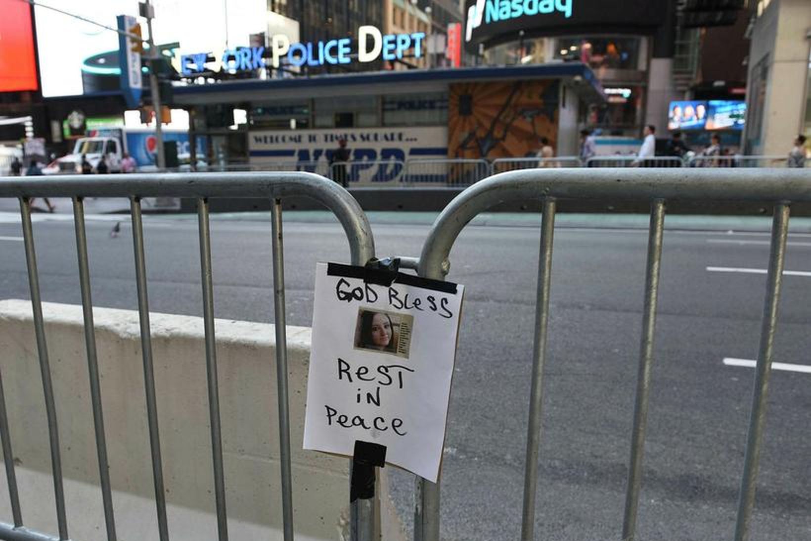 Alyssu hefur verið minnst á Times Square.