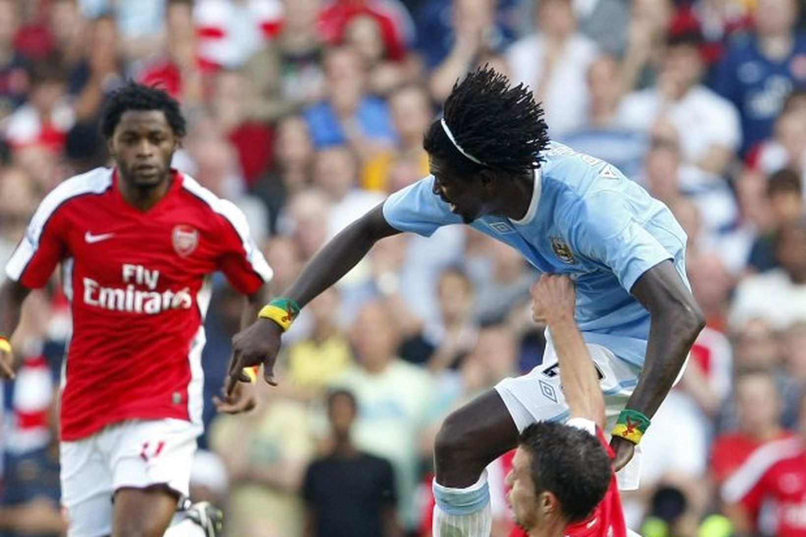 Emmanuel Adebayor í baráttu við fyrrum félaga sína í Arsenal …