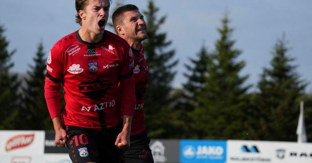 Elmar Kári Enesson Cogic fagnar fyrra marki sínu í kvöld.