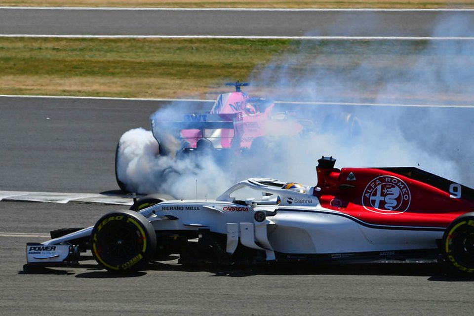 Sergio Perez á Force India (í bakgrunni) snarsnýst út úr brautinni í Silverstone.
