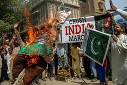 Mótmælendur í Pakistan brenna hér eftirmynd af Narendra Modi, forsætisráðherra Indlands.