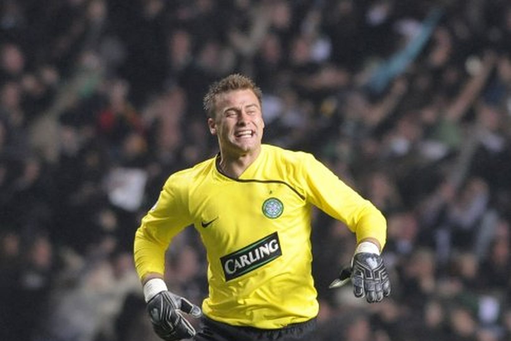 Artur Boruc markvörður Celtic fagnar eftir að hans menn komust …