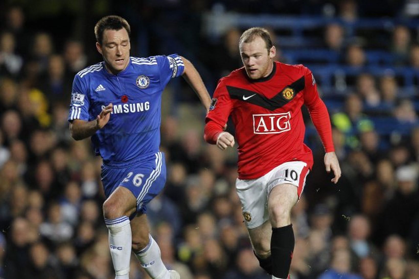 Wayne Rooney reynir að hrista John Terry af sér í …