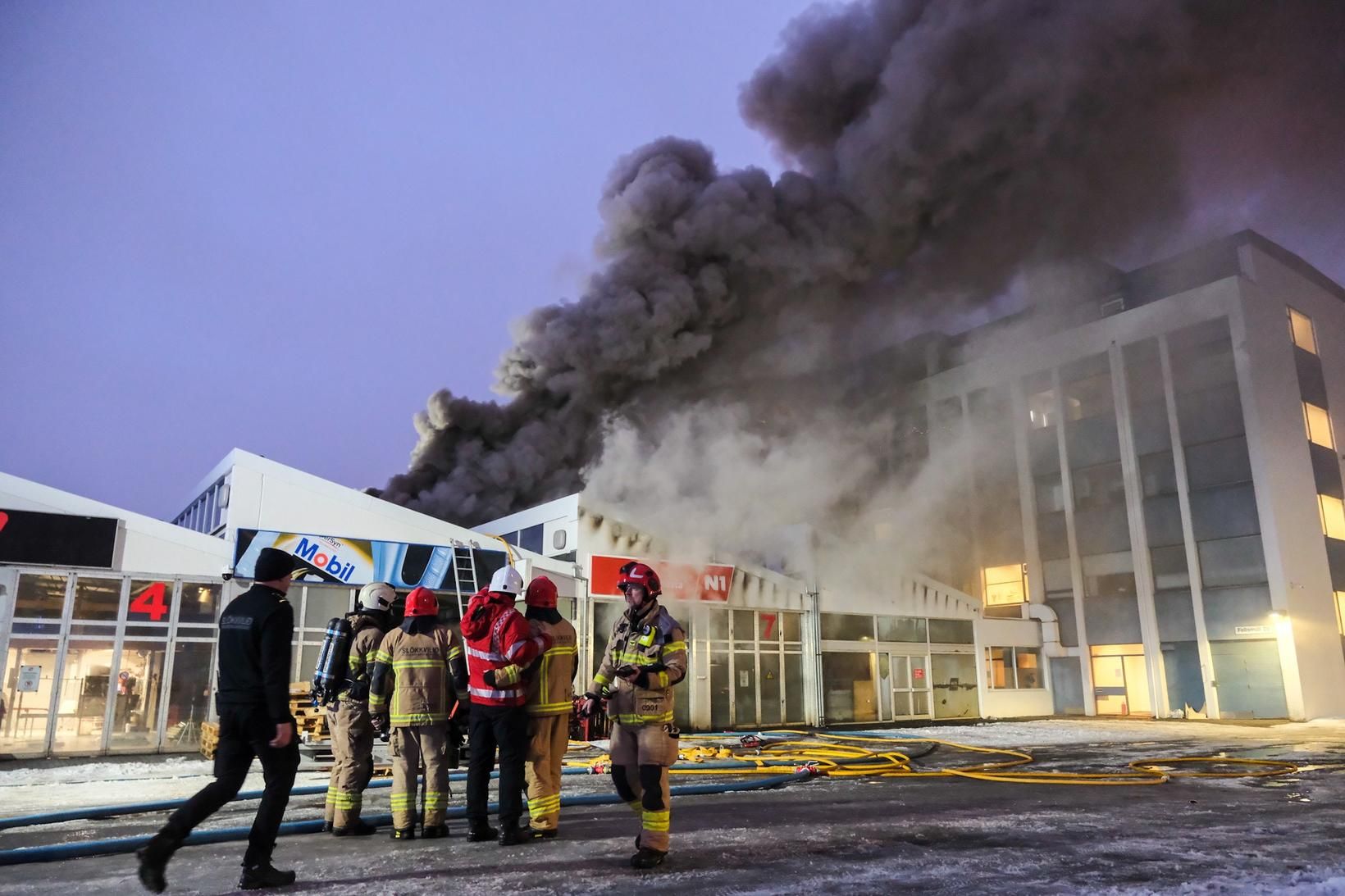 Slökkvilið á vettvangi við brunann í Fellsmúla.