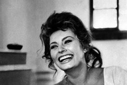 Sophia Loren brosir fallega.