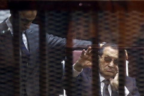 Hosni Mubarak við réttarhöldin fyrr á árinu.