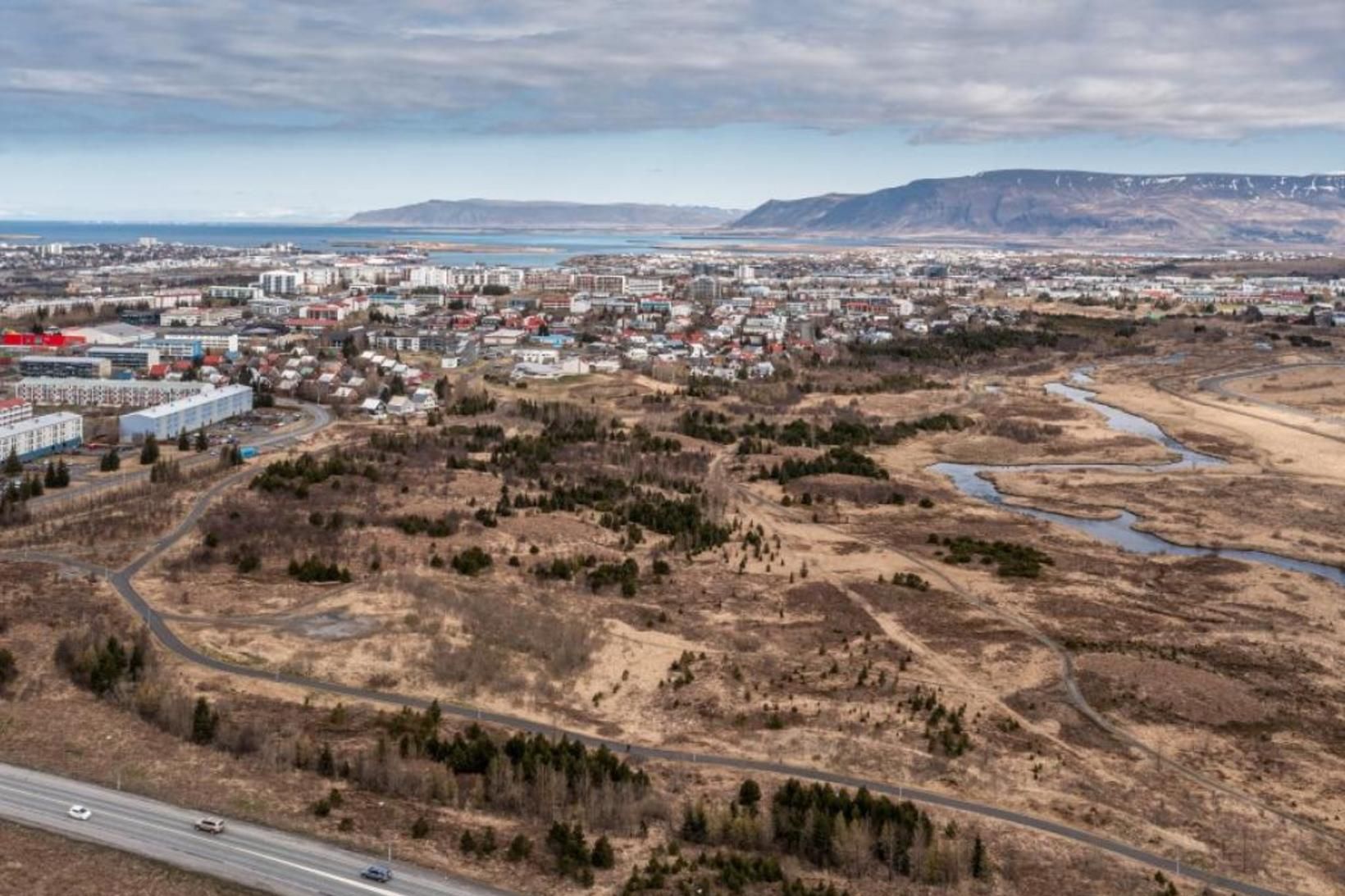 Efra-Breiðholt. Nýja íbúðabyggðin mun rísa austan við fjölbýlishúsin. Breiðholtsbraut sést …