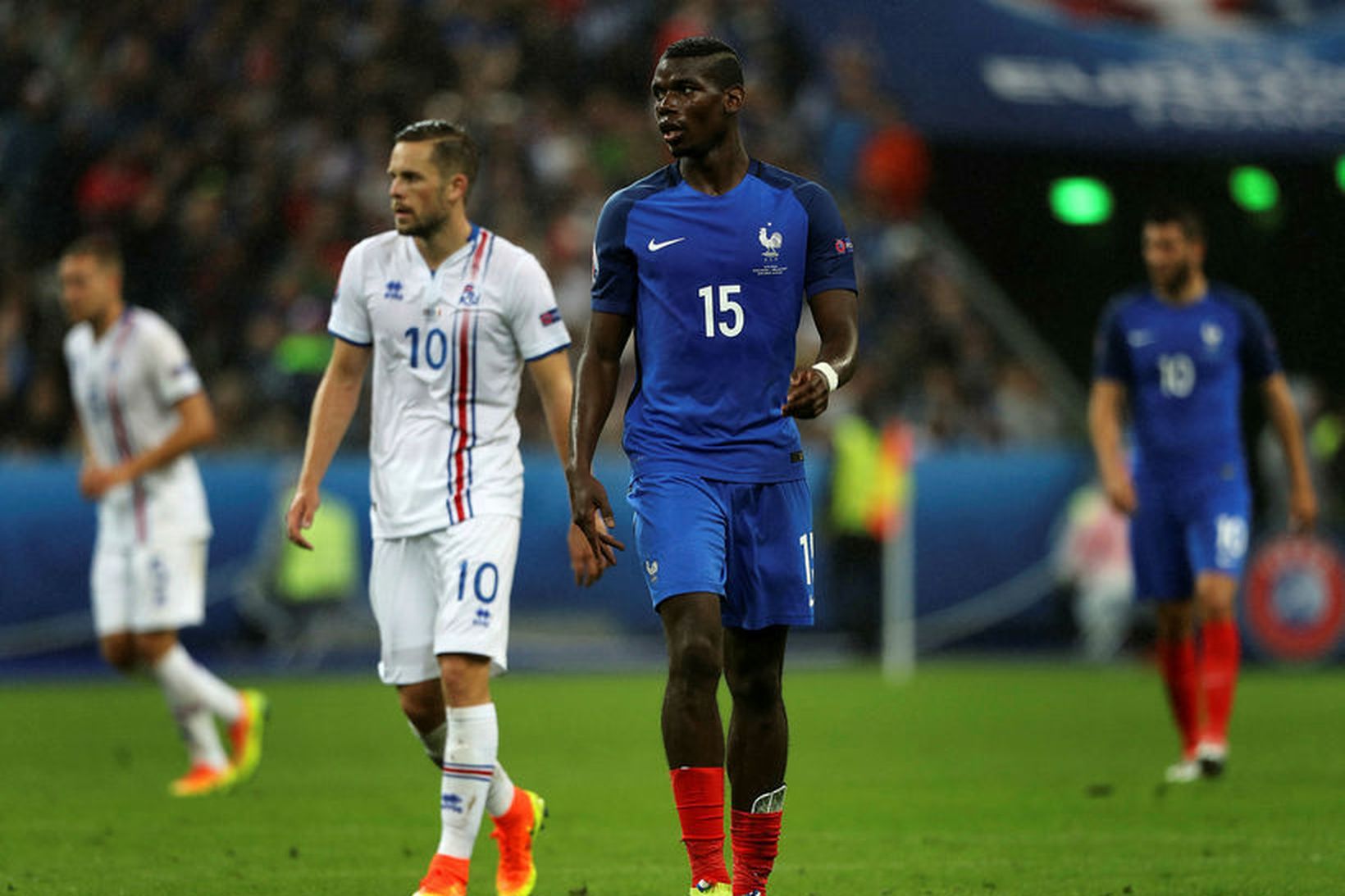 Gylfi Þór Sigurðsson og Paul Pogba í leik Íslands og …