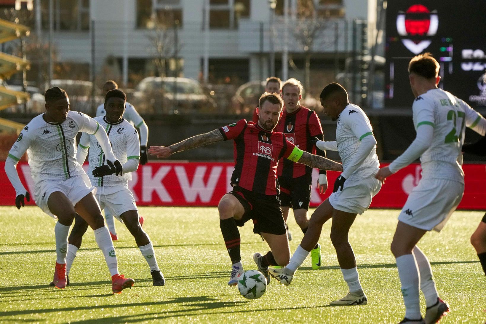 Nikolaj Hansen fyrirliði Víkings sækir að marki Cercle Brugge á …