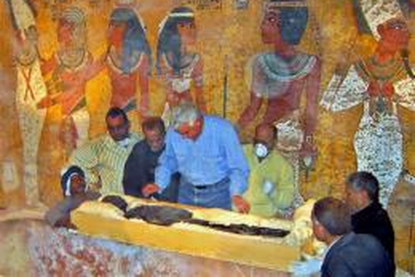 Múmía Tutankhamuns rannsökuð í grafhýsi hans við Luxor.