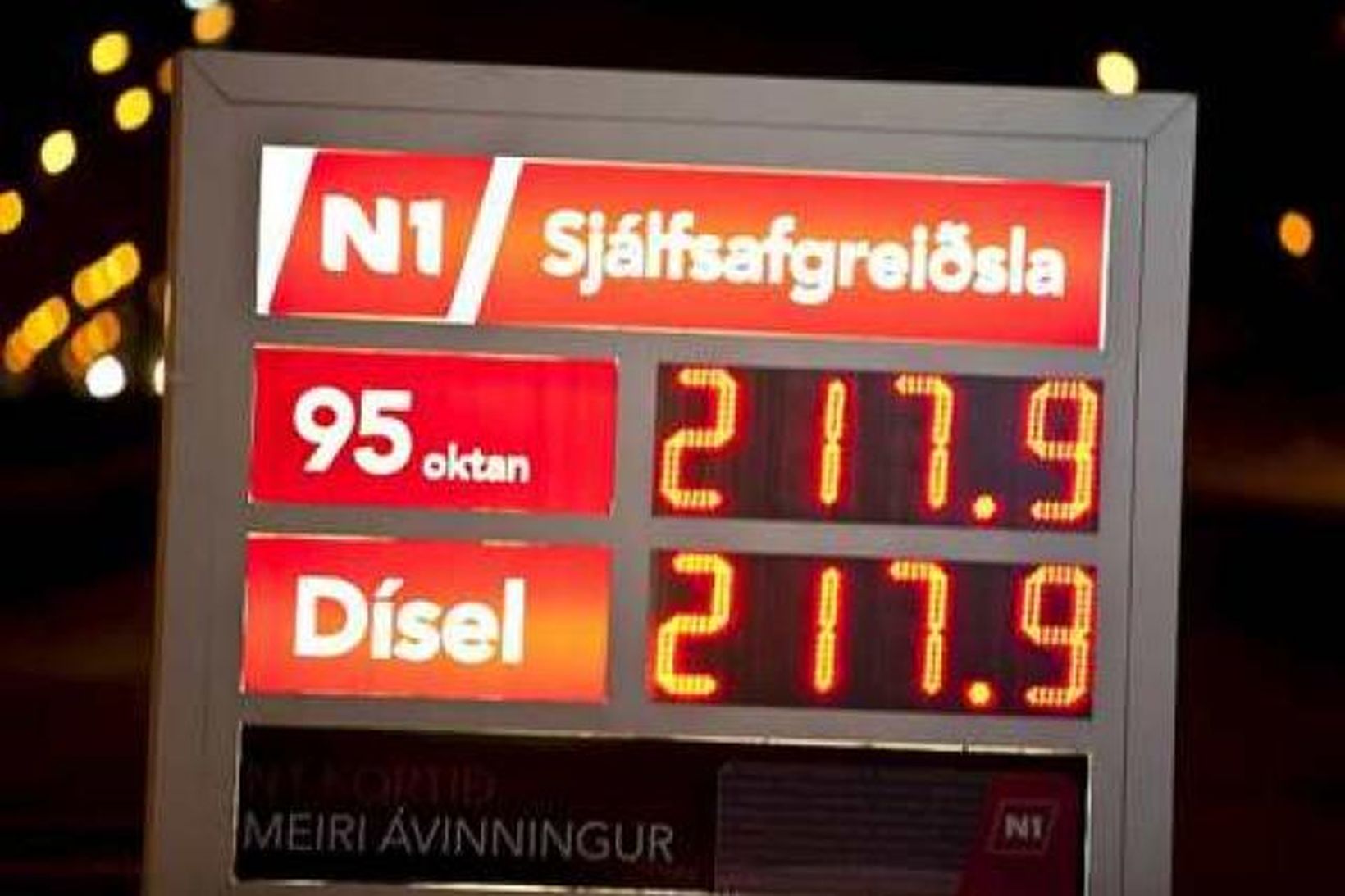 Tölurnar á bensínstöðvunum hafa hækkað undanfarið.