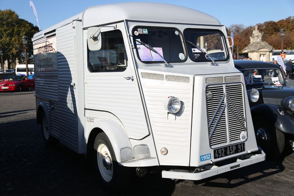 Citroen Type H sendibíll frá 1952 við hópakstur fornbíla í tilefni 120 ára afmælis bílasýningarinnar …