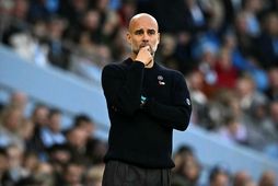 Pep Guardiola áhyggjufullur á hliðarlínunni.