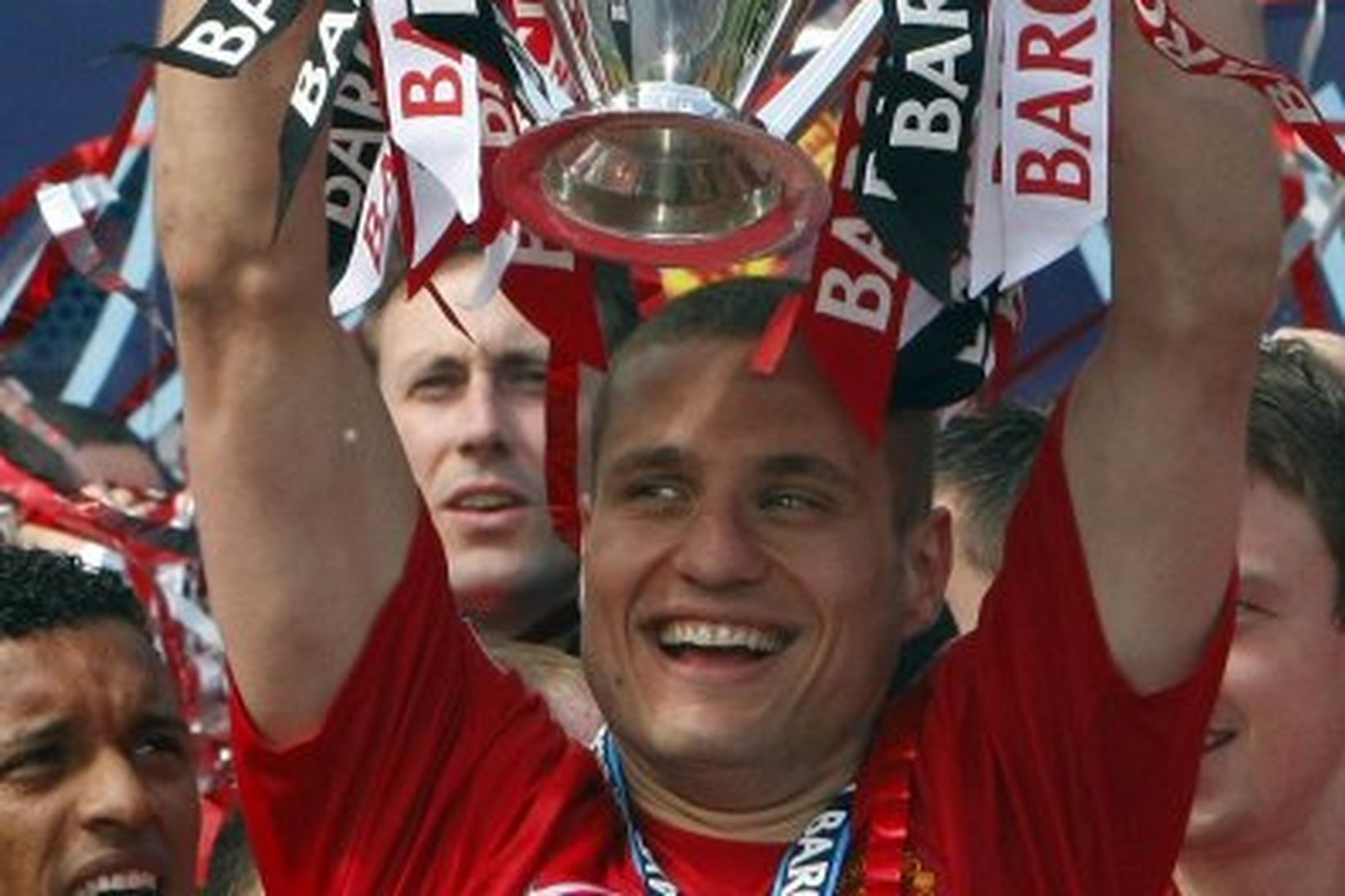 Nemanja Vidic lyftir Englandsbikarnum á loft síðastliðið vor.