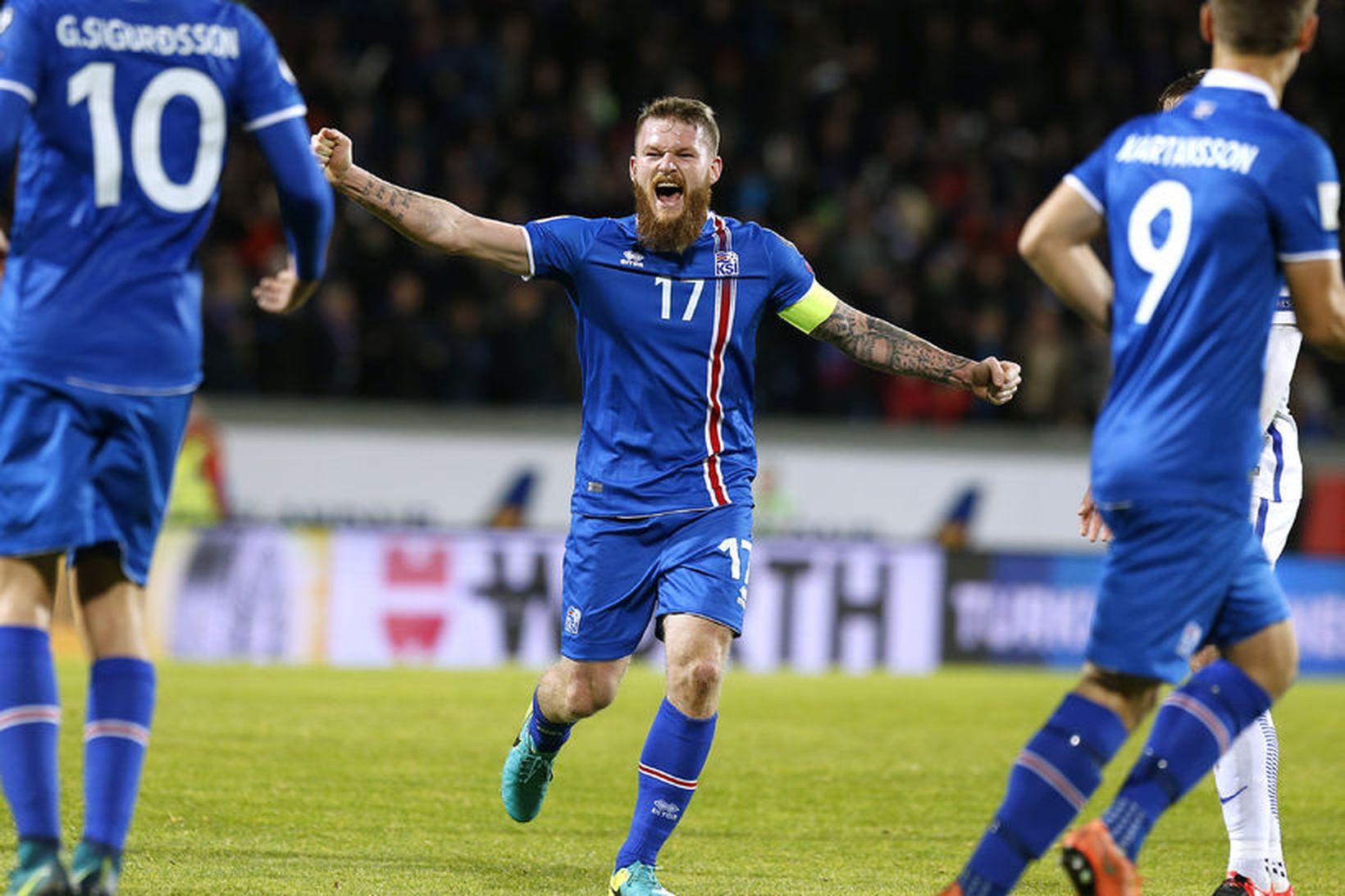 Aron Einar Gunnarsson, fyrirliði íslenska landsliðsins í knattspyrnu, fagnar sigrinum …