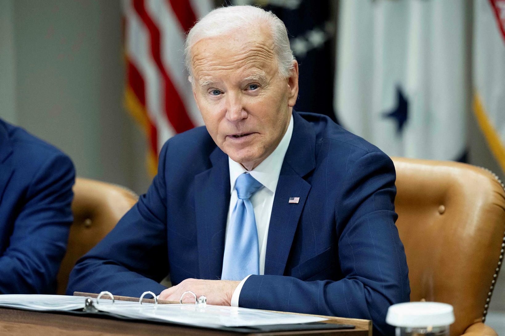 Joe Biden fellir á síðustu dögum sínum í embætti niður …