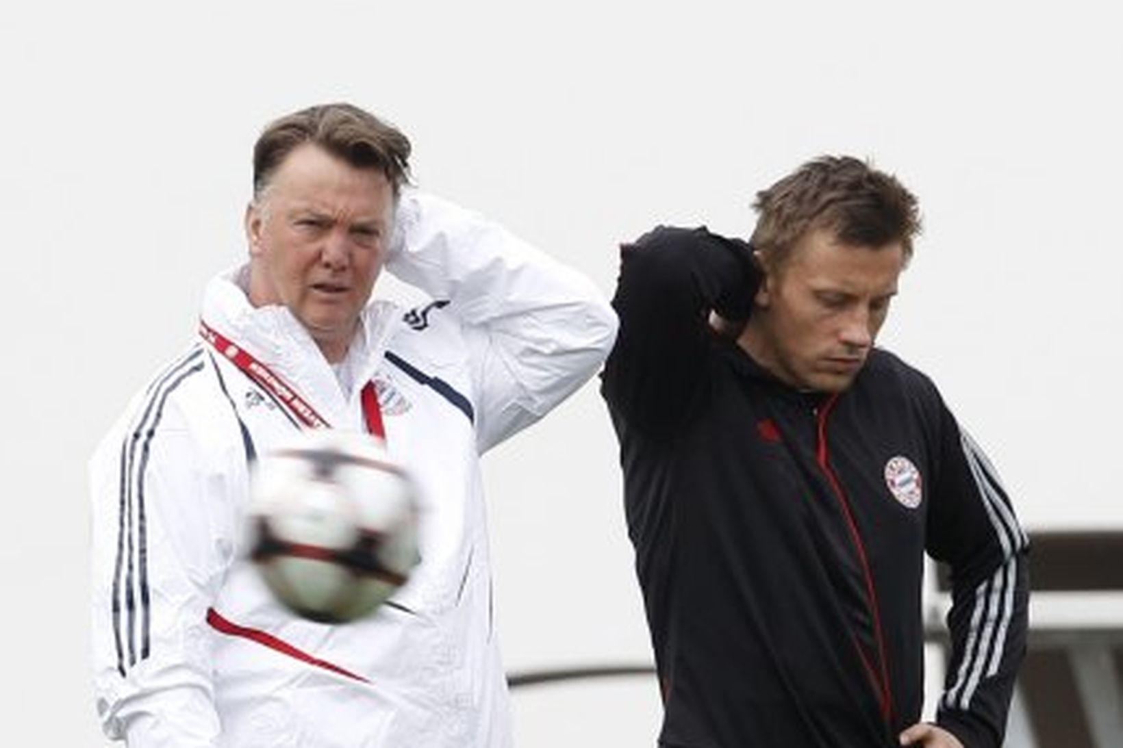 Louis van Gaal ásamt framherjanum Ivica Olic á æfingu Bayern …