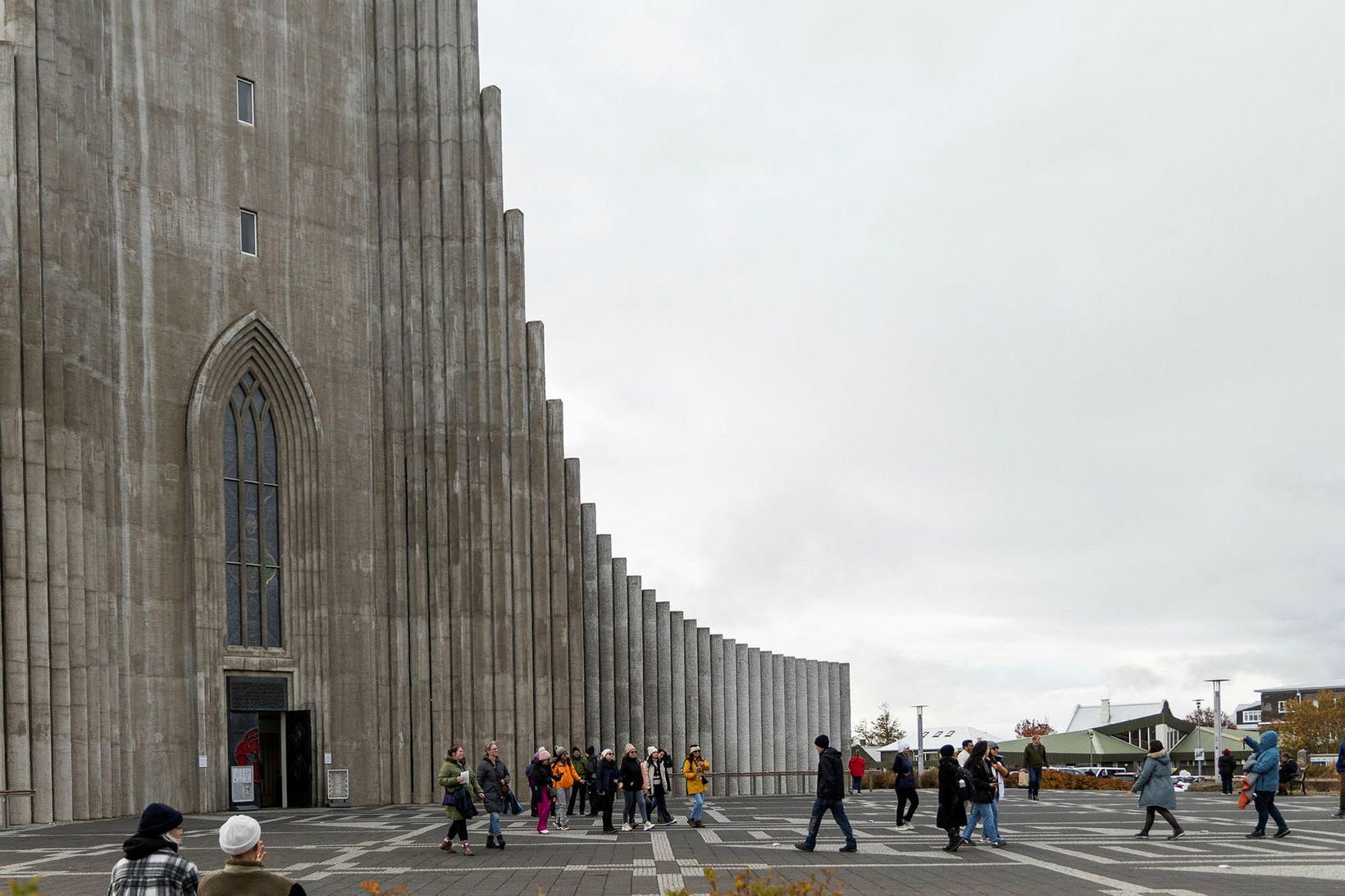 Ferðamenn við Hallgrímskirkju.