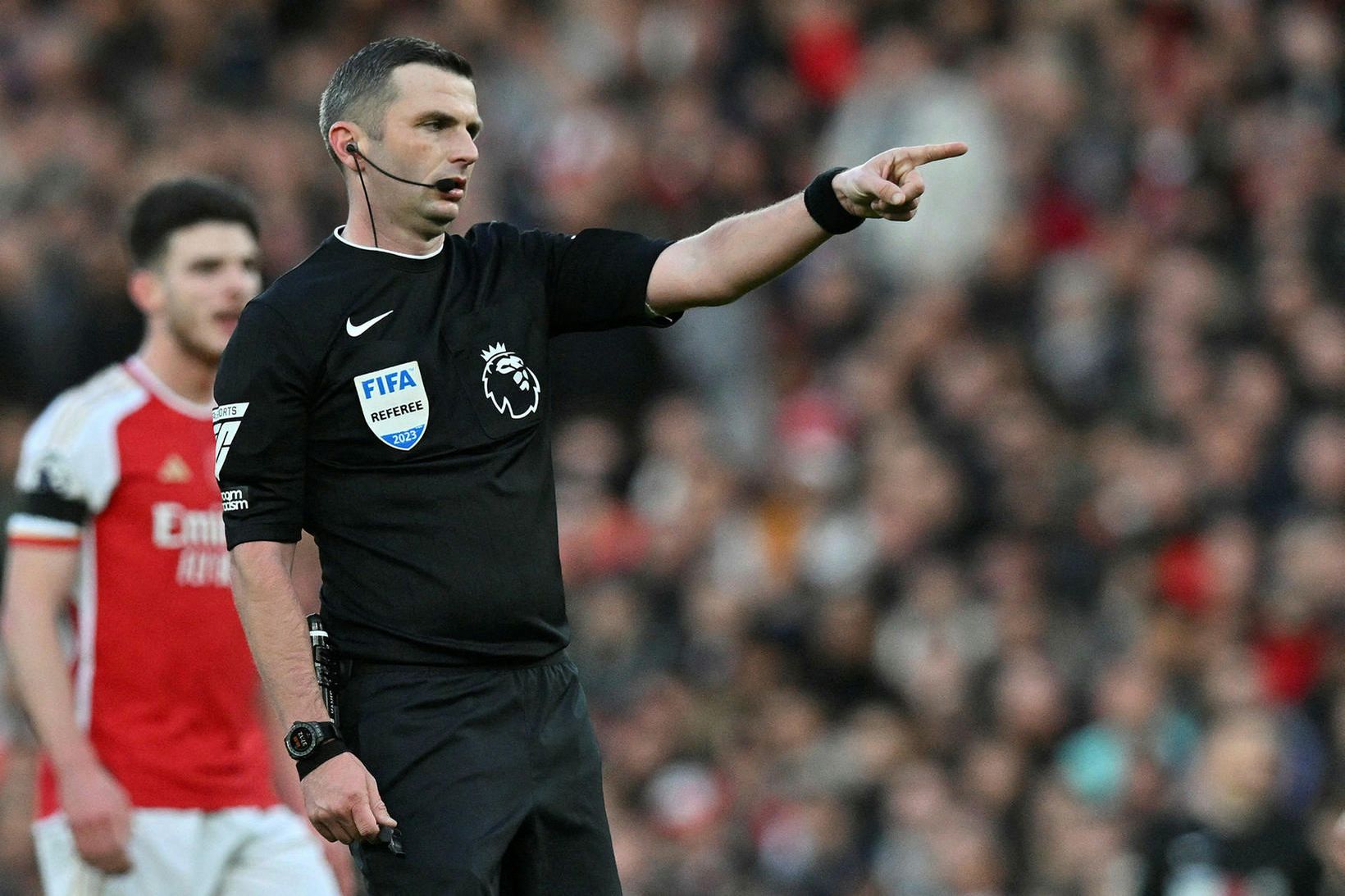 Michael Oliver dæmir stórleikinn á Anfield.