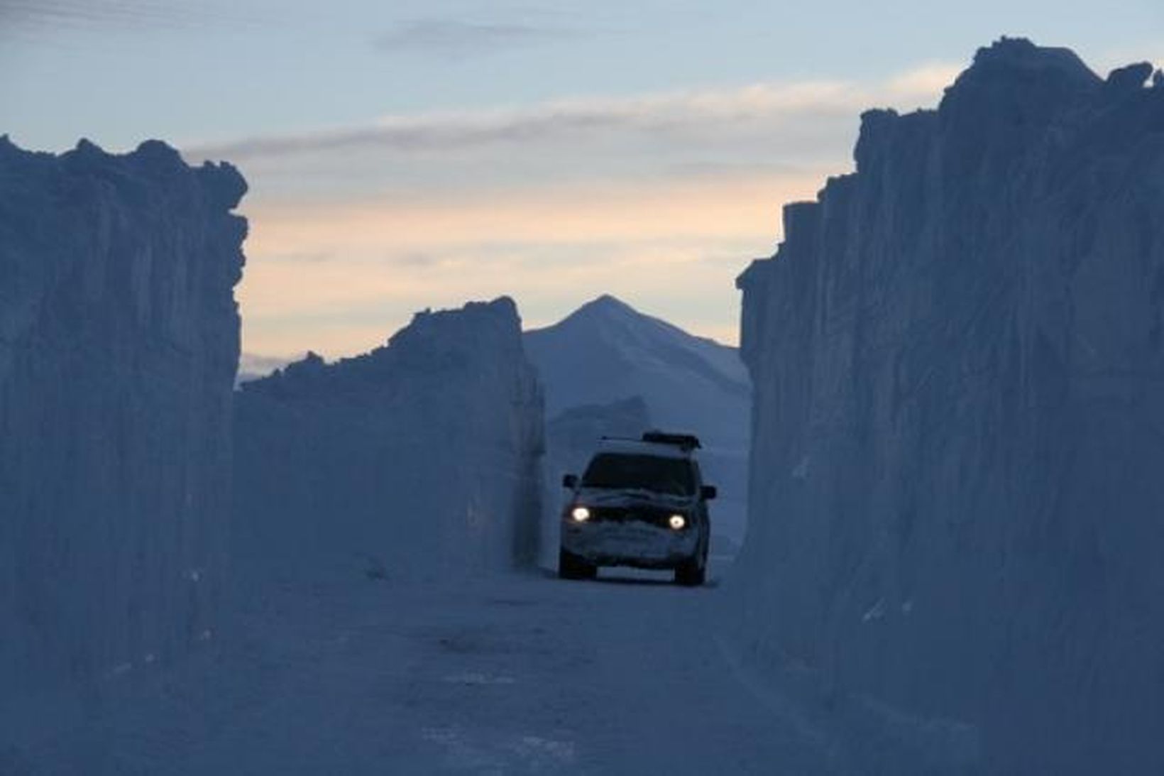 Snjóflóð á þekktum snjóflóðastað á Ólafsfjarðarvegi við Sauðanes hinn 1. …