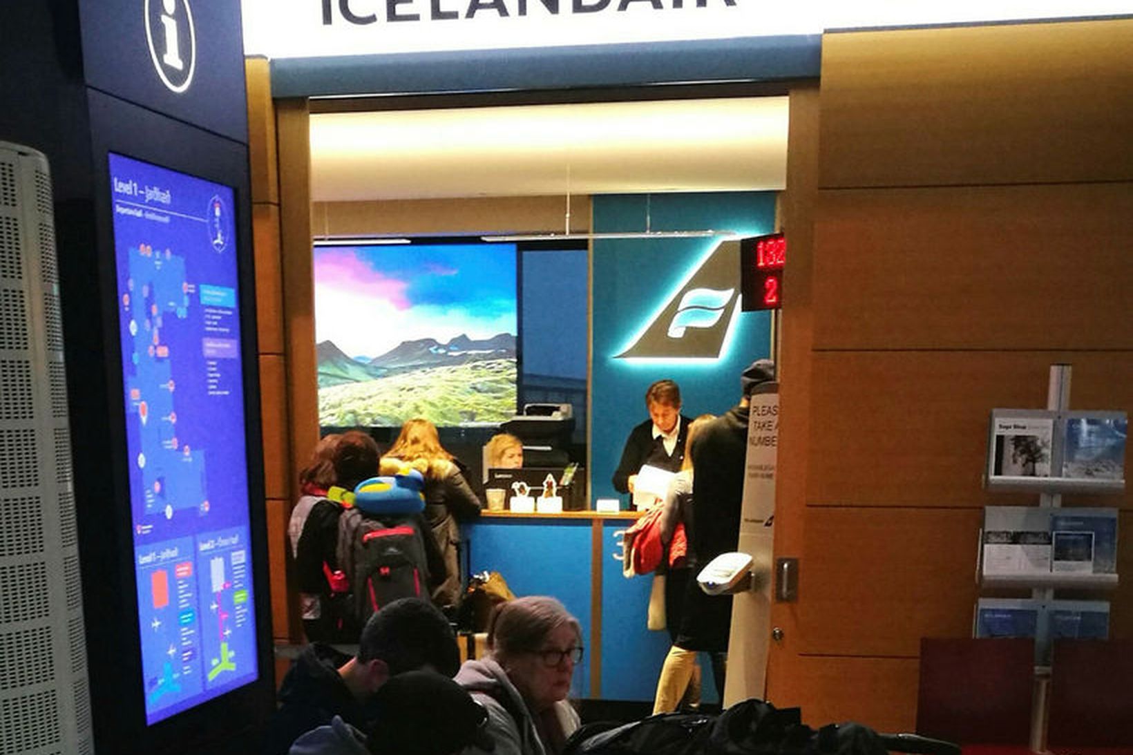Fyrir utan söluskrifstofu Icelandair fyrir skömmu.