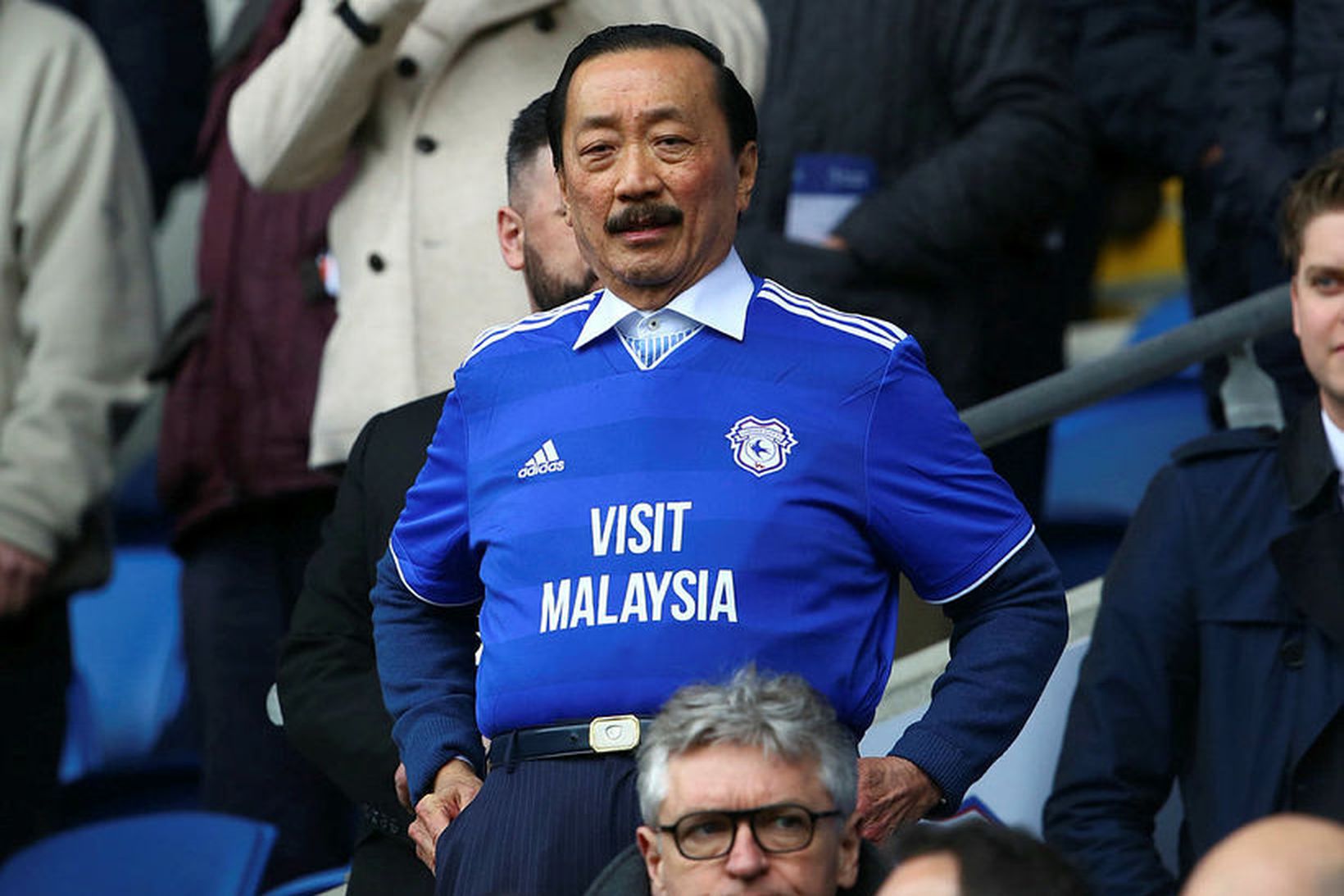 Vincent Tan er eigandi knattspyrnuliðsins Cardiff City. Hann skoðar nú …
