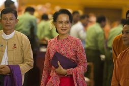 Aung San Suu Kyi mætti við þingsetninguna í dag.