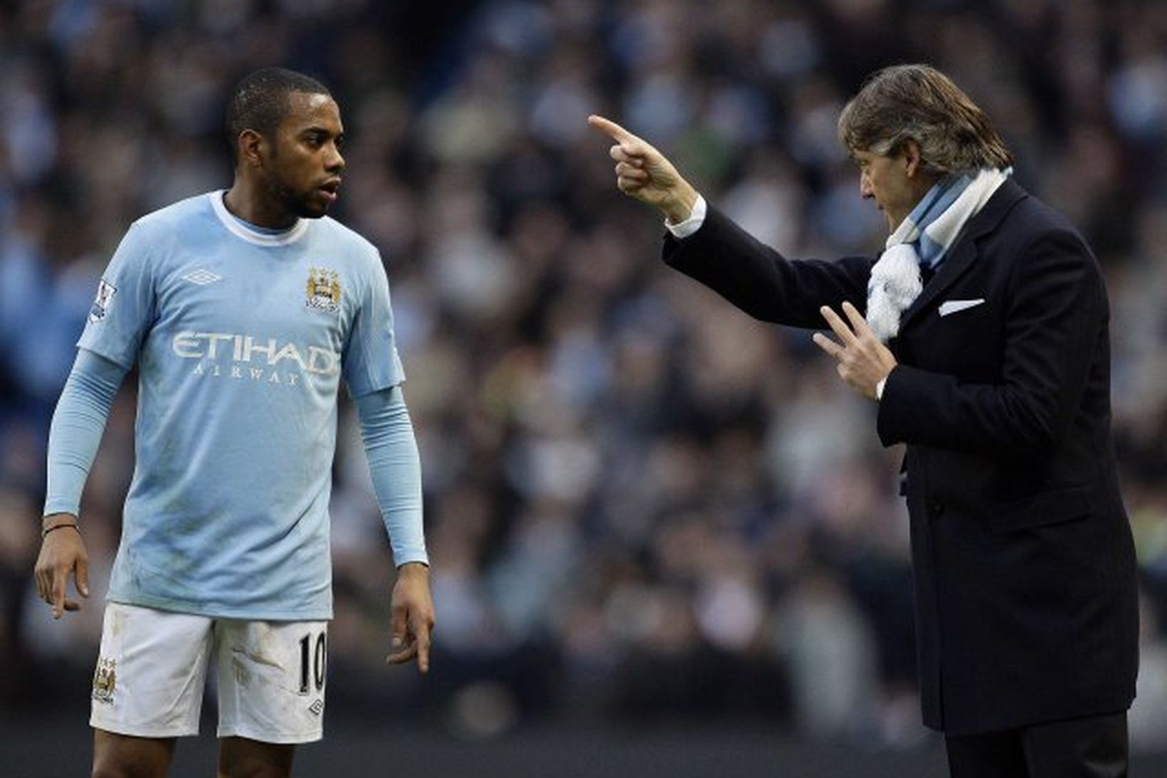 Robinho hlýðir á fyrirmæli frá Roberto Mancini.