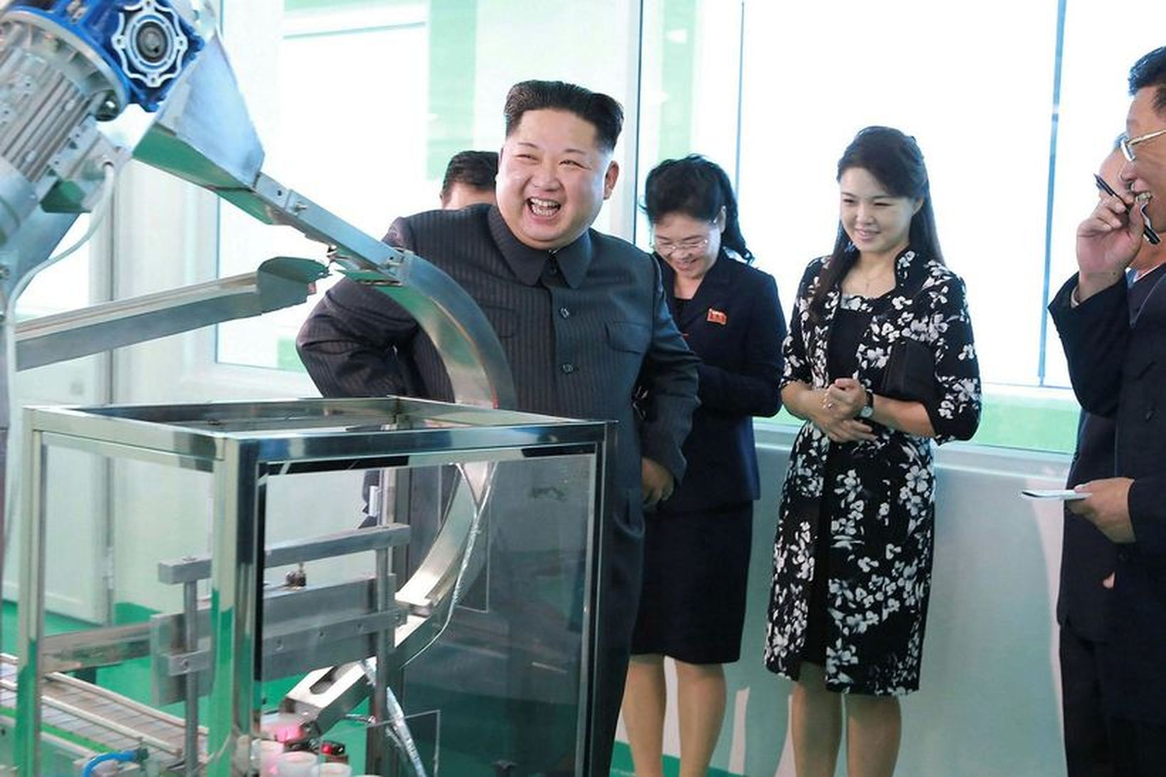 Kim Jong-un (t.v.) í snyrtivöruverksmiðju ásamt eiginkonu sinni, Ri Sol-ju, …