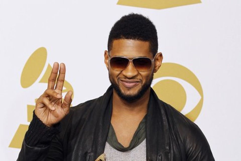 Usher með tónlistarverðlaun í hendi.