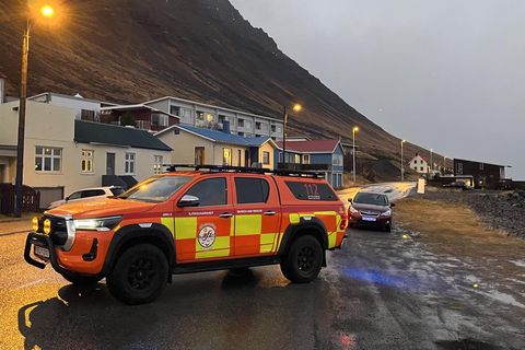 Frá Ísafirði. Lögreglan hafði samband við íbúa húsa ofan til við Hjallaveg á Ísafirði og …