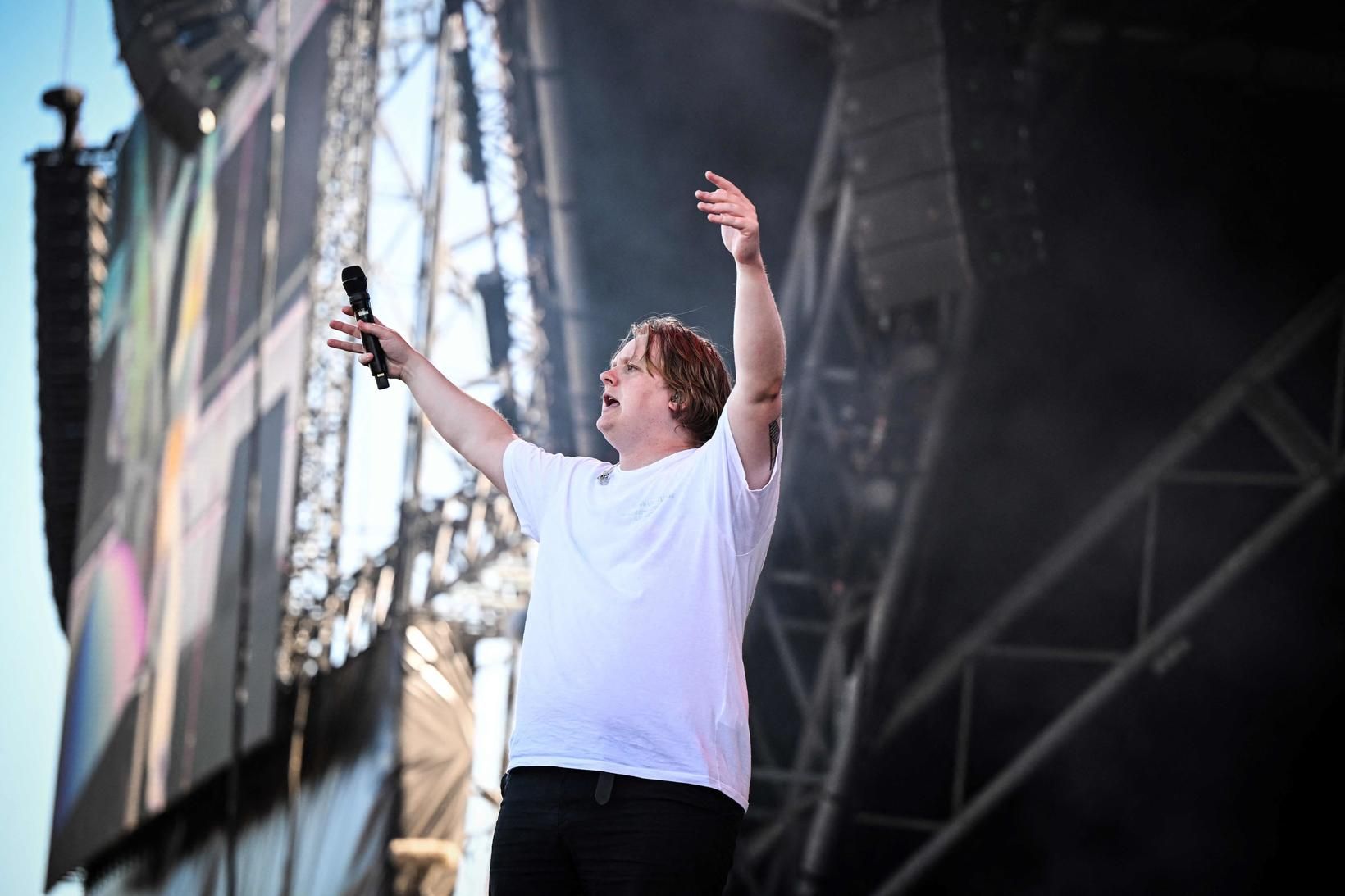 Lewis Capaldi fékk hjálp frá áhorfendum Glastonbury-hátíðarinnar síðastliðna helgi þegar …