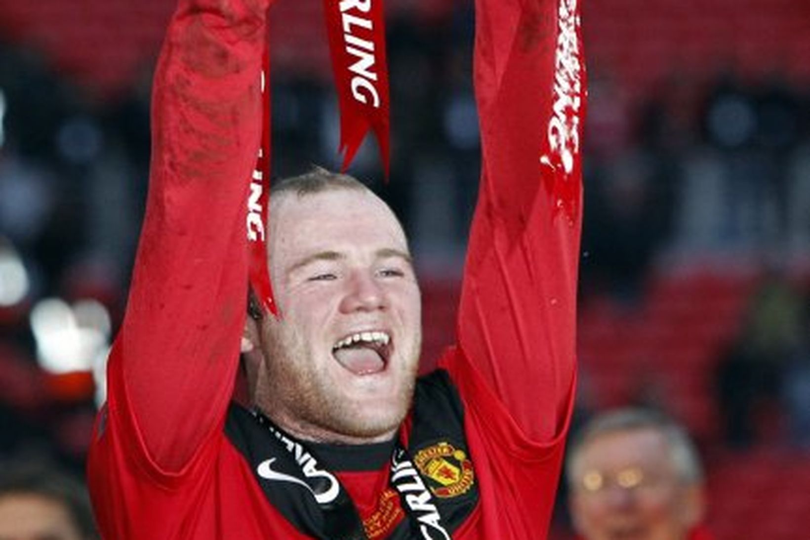 Wayne Rooney lyftir bikarnum á loft á Wembley í dag.