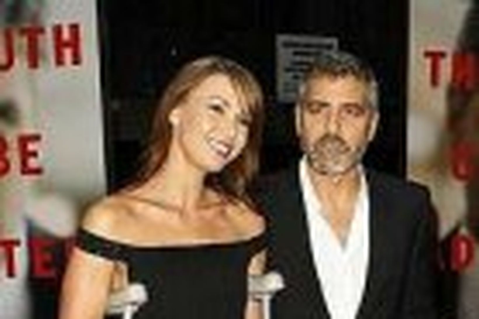 Clooney með unnustu sinni, Söru Larson, í New York í …