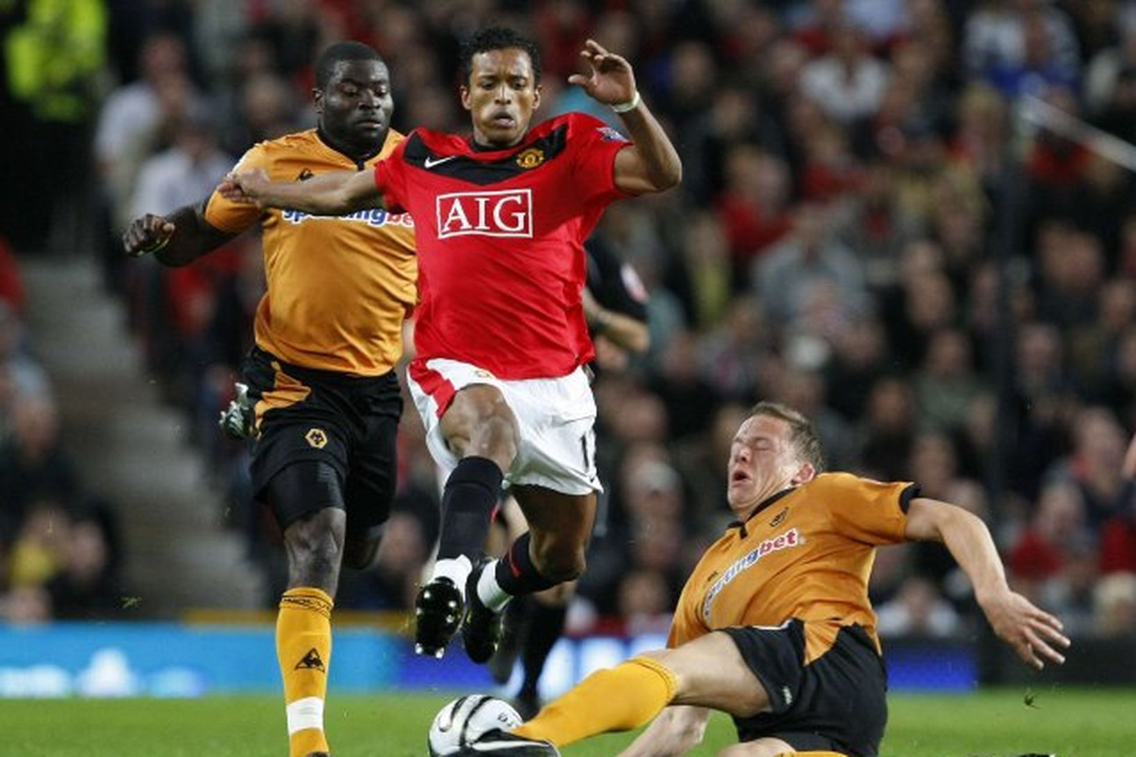 Nani í baráttu við tvo leikmenn Wolves á Old Trafford …