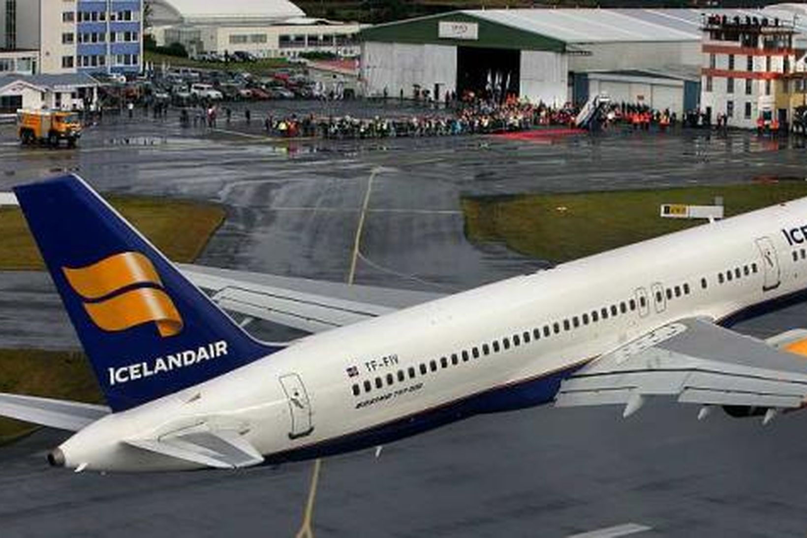 Vél Icelandair yfir Reykjavíkurflugvelli.