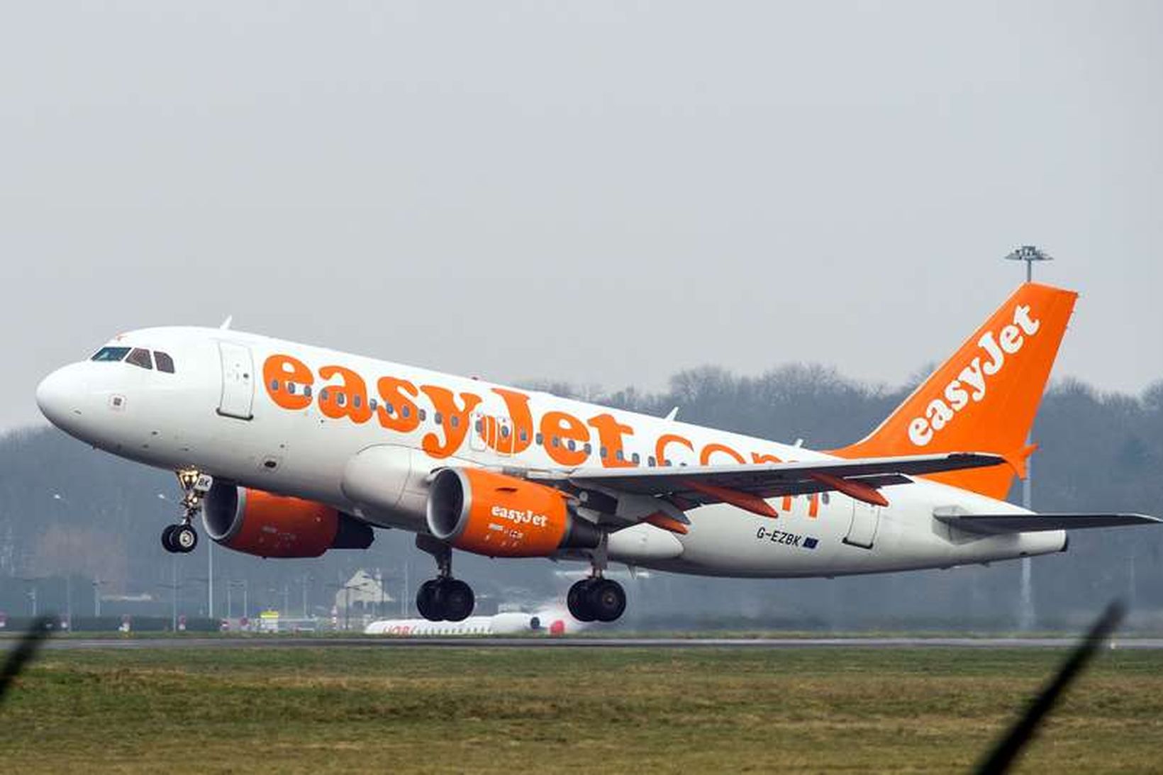 EasyJet þota í flugtaki frá Lille-Lesquin flugvellinum í Frakklandi.