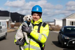 Schnauzerinn Baltó og húsbóndi hans, Sigurður Hallfreðsson smiður, eru hvergi bangnir og ganga til sinna …
