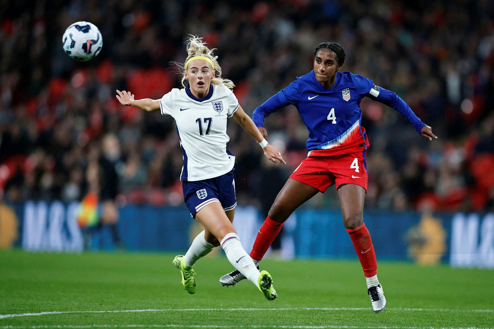 Chloe Kelly og Naomi Girma eigast við í vináttulandsleik Englands …