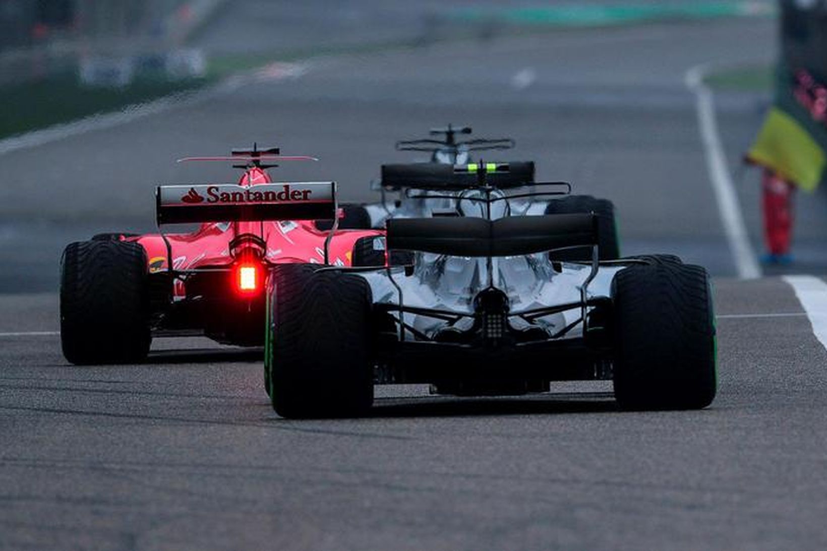 Hamilton (fremstur), Vettel og Bottas á ferð í Sjanghæ.