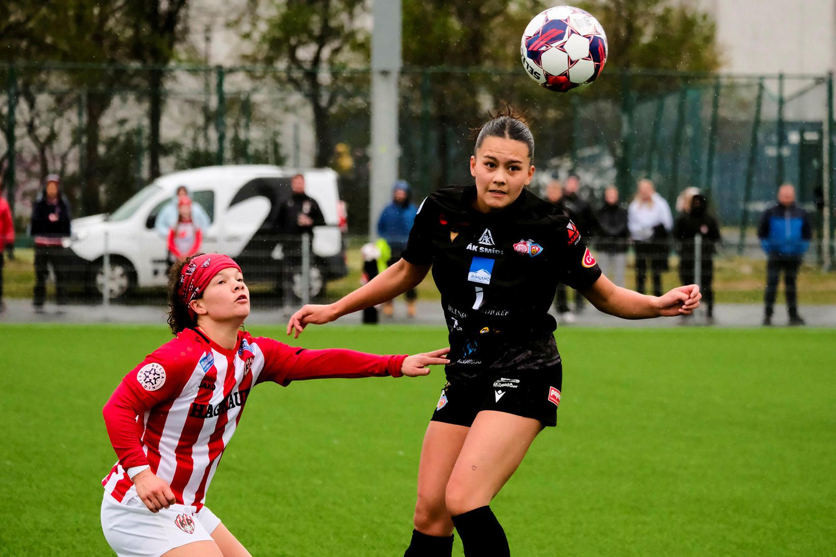 Katherine Cousins og Kimberley Dóra Hjálmarsdóttir í fyrri leik liðanna.