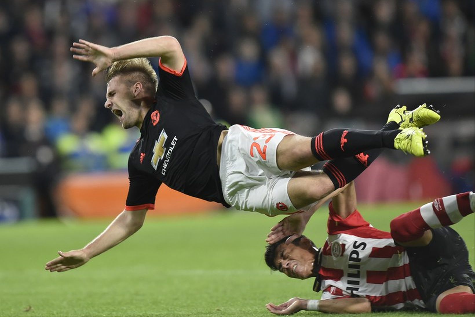 Luke Shaw í loftinu eftir tæklingu Hectors Moreno.